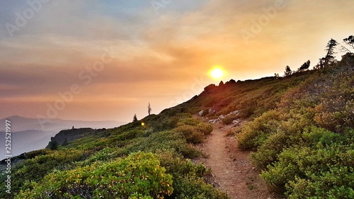 Photographie Colorful sunrise on the pacific crest trail in southern california near Agua Dul