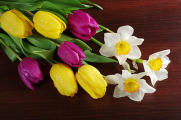 Canvas Print - A bouquet of daffodils and tulips on a wooden table