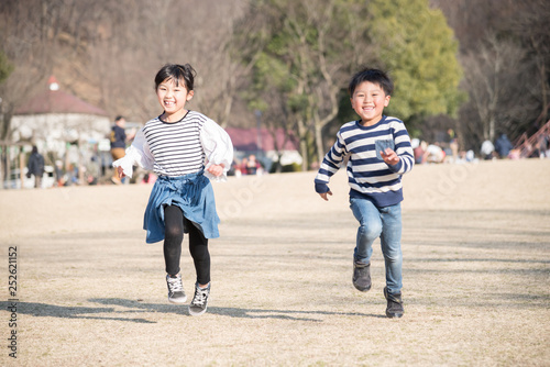 笑顔で走る子供 Stock Photo Adobe Stock