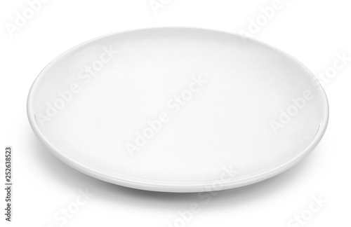 Fotografía white plate isolated on a white background
