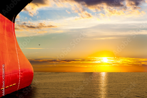 Cuadros en Lienzo Large Ship bow on sea in the rays of the setting sun.