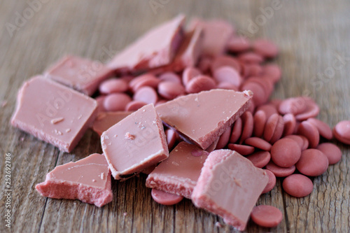 Fotografía Broken and shattered pieces of ruby red chocolate in a round charcoal stone ceramic bowl