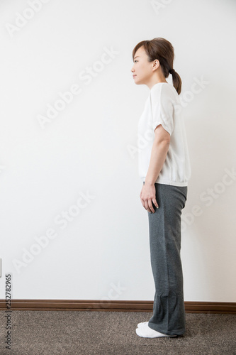 姿勢の悪い女性 猫背 Stock Photo Adobe Stock 姿勢の悪い女性 猫背 Stock Photo Adobe Stock