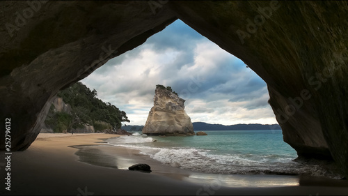 Fotografía cathedral cove rock arch north island new zealand