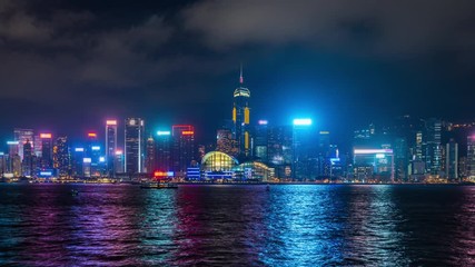 Fototapete - Time lapse of Skyscrapers and floating ship at Victoria's harbor, Hong Kong at night. 4K