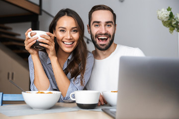 Poster - Happy multiethnic couple having breakfast