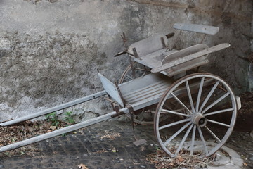 Antica carrozza di legno nel borgo medievale di Isola Farnese