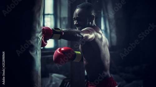 Dekoracja na wymiar  rece-boksera-na-ciemnym-tle-silowni-koncepcja-sily-ataku-i-ruchu-dopasuj-afroamerykanin