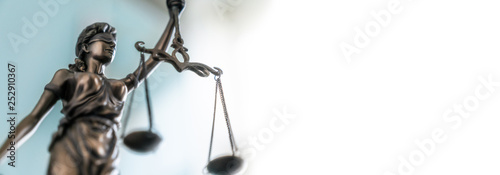 Cuadros en Lienzo Statue of lady justice on bright background - Side view with copy space