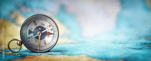 Cuadros en Lienzo Magnetic old compass on world map
