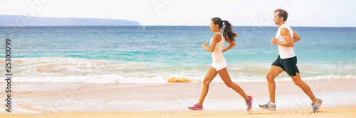 Cuadros en Lienzo Run fit couple running together on beach banner panoramic background