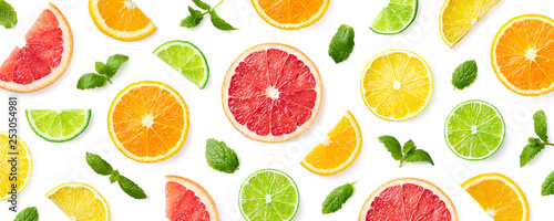 Fotografía Colorful pattern of citrus fruit slices and mint leaves