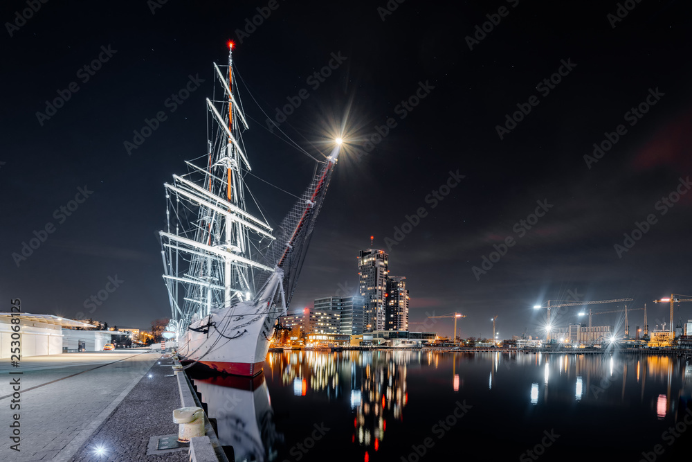 Night panorama on the marine in Gdynia - obrazy, fototapety, plakaty 