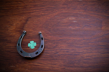 Wall Mural - Blackboard with four-leaved clover and a horse shoe