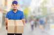 Paket Versand Postbote Post Lieferung liefern Paketzusteller Paketdienst Beruf Mann Latino Stadt Textfreiraum Copyspace