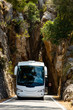 Bus an der Engstelle der Straße von Sa Calobra zurück ins Landesinnere von Mallorca