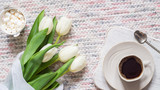 Fototapeta Tulipany - Bouquet of white tulips and cup of coffee