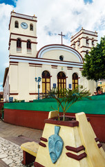 Kuba, Baracoa; Die alte, traditionsreiche Kirche Im Stadtzentrum von Baracoa. Catedral Nuestra Senora de la Asuncion.