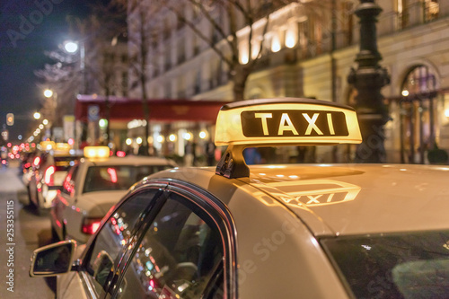 Fototapety taksówki  taxi-at-hotel
