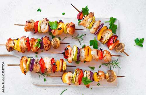 Fotografía Chicken and vegetable skewers