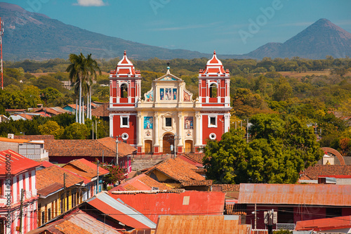 Cuadros en Lienzo Leon Nicaragua church and volcano view