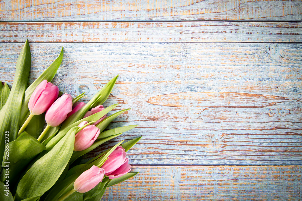 Bukiet tulipanów na drewnianym tle - obrazy, fototapety, plakaty 