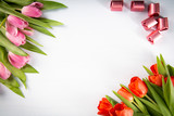 Fototapeta Tulipany - Dzień Matki. Tulipany i cukierki