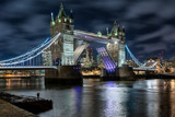 Fototapeta Londyn - Die geöffnete Tower Bridge in London bei Nacht, Londons Touristenattraktion Nummer eins