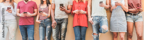 Cuadros en Lienzo Teenager friends watching videos on smartphones - Main focus on center hands
