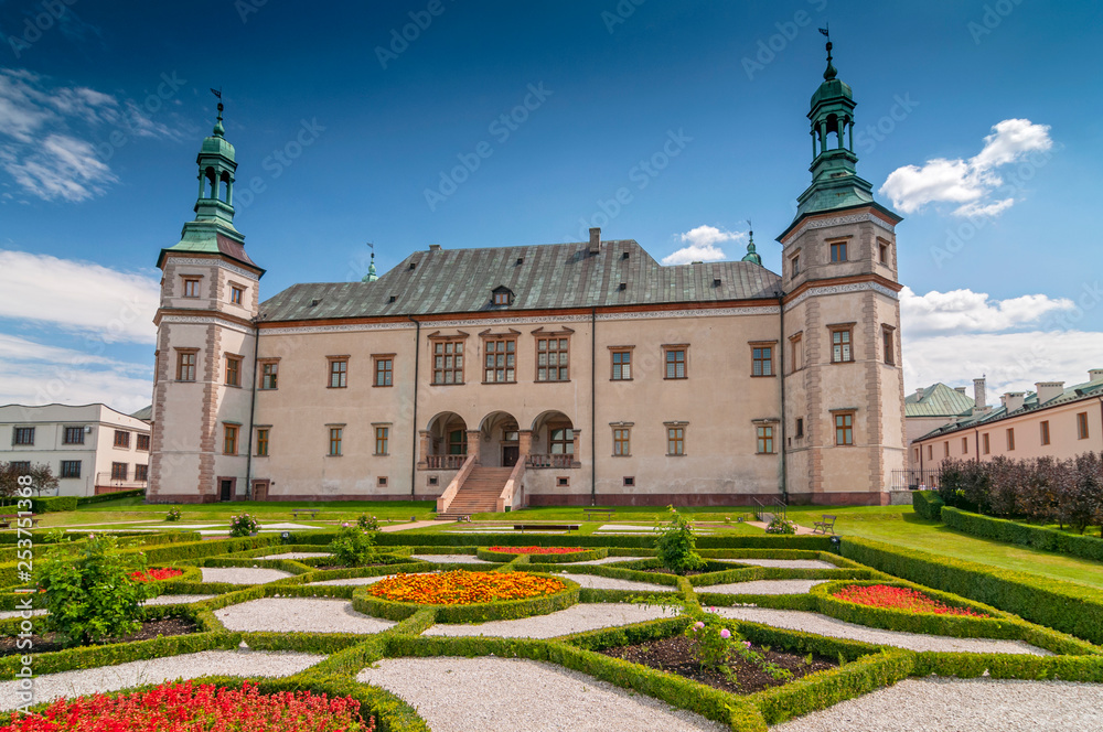 Barokowy zamek, pałac biskupi w Kielcach - obrazy, fototapety, plakaty 