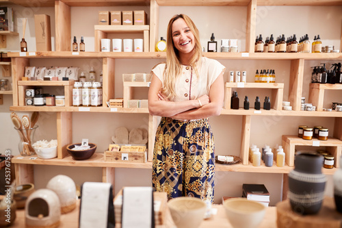 Fotomural Portrait Of Female Owner Of Independent Cosmetics Store