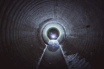 Canvas Print - Flooded round underground drainage sewer tunnel with dirty sewage water