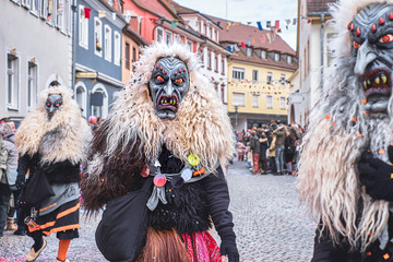 Wall Mural - Karnaval - Fastnacht - Baden - Teufelshexe mit großen Zähnen und langen Haaren in blauer Maske 