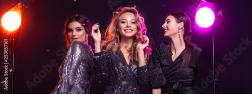 Foto  Girls at a party. Hollywood stars. Celebrating.