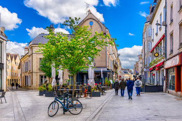 Fototapete - Old street with old houses and tables of cafe in a small town Chartres, France
