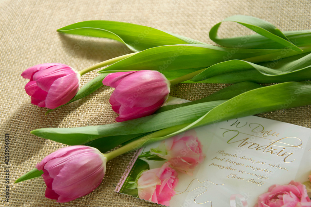 Bukiet tulipanów i kartka - obrazy, fototapety, plakaty 