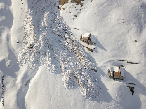 Fotomural Aerial view of snow avalanche on mountain slope