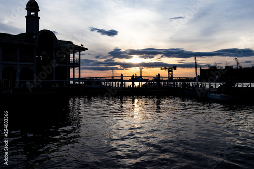 横浜シルエットシリーズ 日の出と横浜ベイブリッジとみなとみらいぷかり桟橋のシルエット Buy This Stock Photo And Explore Similar Images At Adobe Stock Adobe Stock