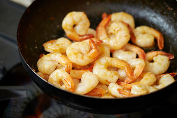 Poster - Grilling shrimps with sauce