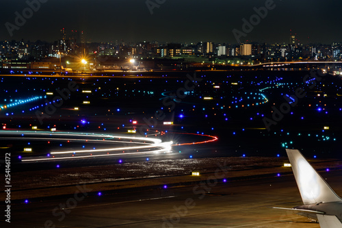 夜の羽田空港 星空のような滑走路の灯りと光跡 Stock Foto Adobe Stock