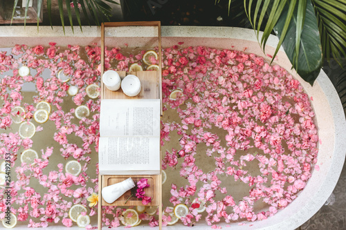 Fotografía Bath tub with flowers and lemon slices