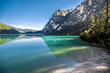 Der Pragser Wildsee in den Dolomiten mit blauem Himmel