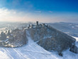 Burg auf einem berg in schöner Winterlandschaft aus der Luft