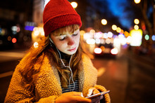 Smartphone Beleuchtet Gesicht Eines Mädchens Nachts In Der Stadt