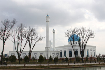 Poster - White mosque in Tashkent in Uzbekistan	