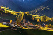 Santa Magdalena, klimatyczne miasteczko w dolinie, Dolomity, Alpy