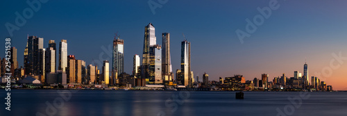 Fotografía Panorama of Midtown Manhattan and Lower Manhattan at dusk