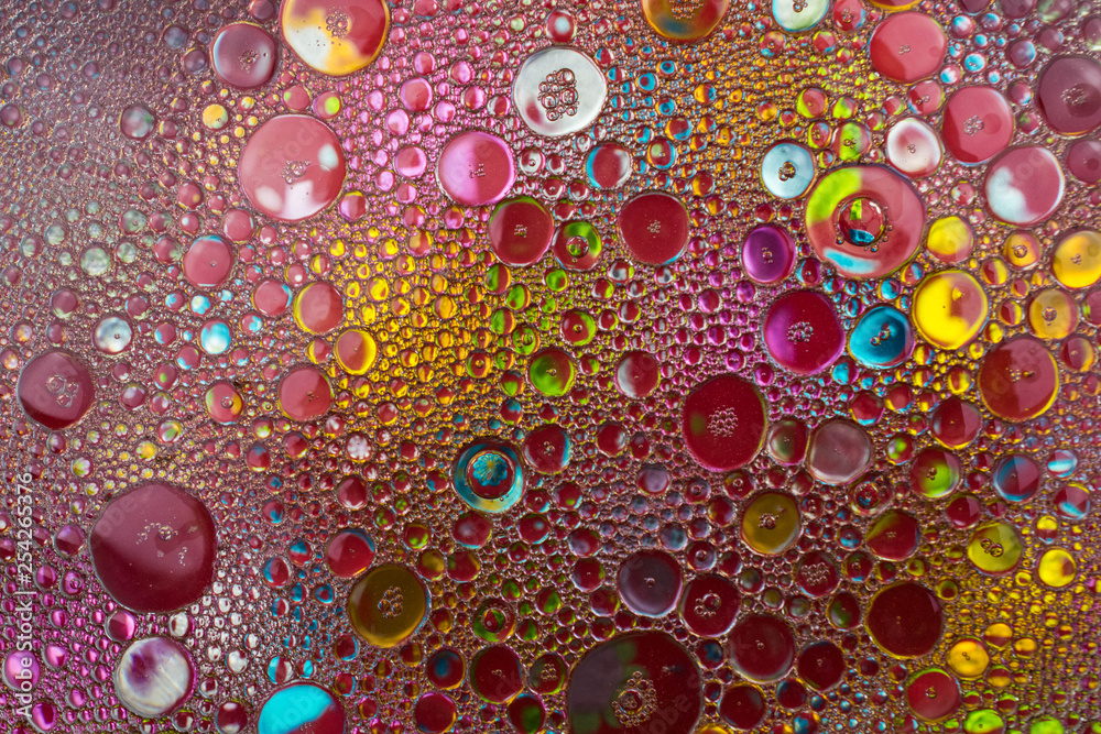 Abstrakcja, tło. Kolorowe bąble, bąbelki - krople oleju w wodzie tworzące abstrakcyjne i ciekawe kszztałty - obrazy, fototapety, plakaty 