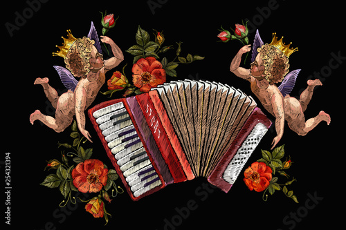 Dekoracja na wymiar  wyhaftuj-dwa-aniolki-akordeon-i-kwiaty-roz-koncepcja-chanson-sztuka-muzyczna-szablon-dla