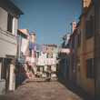 Seitengasse von Burano mit Wäscheleine
